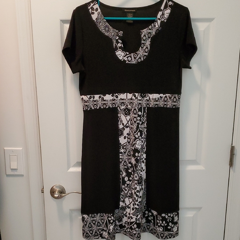 Max Studio Black and White Sheath Dress with Scoop Neck